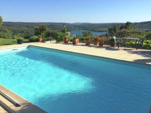 una gran piscina con vistas al agua en Lovely g te with private pool, en Montagnac