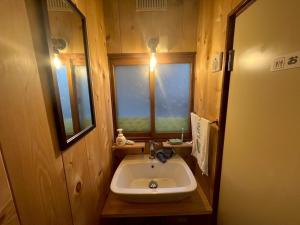 a small bathroom with a sink and a window at komorebi - Vacation STAY 19085 in Hakodate +37 photos