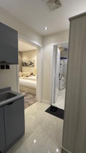 a room with a kitchen and a bedroom with a bed at شقة حي الوزارات in Riyadh