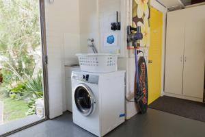 a washer and dryer in a room with a washing machine at The Lake Guesthouse in Budgewoi