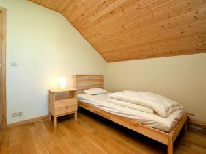 デュルビュイにあるCosy Holiday Home in Durbuy with Gardenの木製の天井が特徴のベッドルーム1室(ベッド1台付)