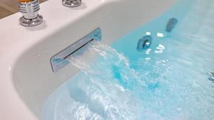 a flow of water in a bathroom sink at Gapyeong Ddobagi Pet & Spa Glamping in Gapyeong +1 photo