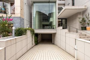 a walkway leading to a building with a window at 云溪 表參道 in Tokyo