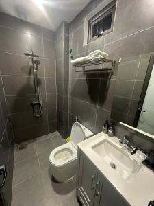 a bathroom with a toilet and a sink at Ruby Motel in Trà Phương