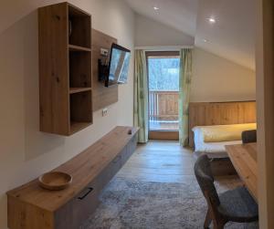 a bedroom with a bed and a desk and a bed sidx sidx sidx at Haus Luzia in Reith im Alpbachtal