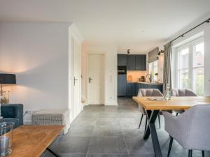 a kitchen and dining room with a table and chairs at Dorfhüs 1 in Tinnum