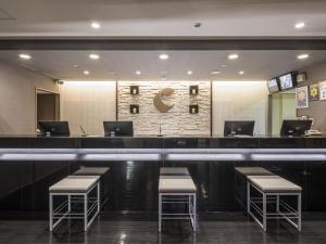 a lobby with a bar with two desks and two laptops at Comfort Hotel Tokyo Higashi Nihombashi in Tokyo