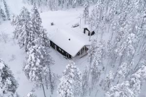 an aerial view of a house covered in snow at Villa Taalontuuli Aurora & Forest Views sleeps 10 in Kittilä