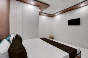 a bedroom with a bed and a flat screen tv at Nice hotel in Faridabad +8 photos