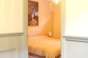 a bedroom with a bed and a picture on the wall at Huize Sonnevanck in Sexbierum