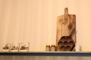 a shelf with a beehive and pictures on it at Huize Sonnevanck in Sexbierum