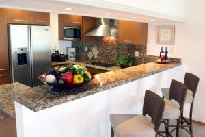 a bowl of fruit on a counter in a kitchen at Marina Costa Bonita in Mazatlán