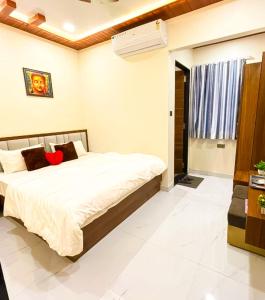 a bedroom with a large bed in a room at Royal Hotel in Begūn