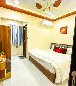 a bedroom with a bed and a ceiling fan at Royal Hotel in Begūn