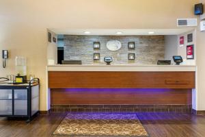 a restaurant with a bar in a hotel room at Comfort Suites Dover University Area in Dover +33 photos