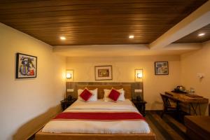 a bedroom with a bed and a desk in a room at aurum villa's kodiyat in Nāi +70 photos