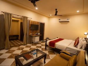 a hotel room with a bed and a couch at aurum villa's kodiyat in Nāi