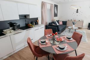 a kitchen and living room with a table and chairs at Wonder Bűbáj Mátrafüred in Gyöngyös