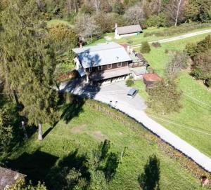 Luftaufnahme eines großen Hauses mit Auffahrt in der Unterkunft Chalet ValNevera in Arsiè + 20 Fotos