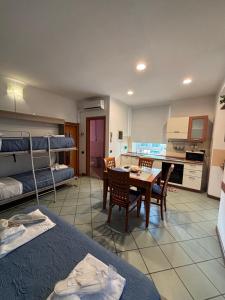 a room with bunk beds and a table and chairs at GioIre Home Wellness in Como
