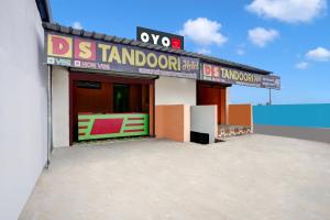 a building with a sign on the side of it at Hotel O DS TANDOORI in Bokāro +34 photos