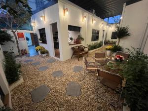 an outdoor patio with chairs and plants in a building at Shang Hotel in Uoc Le (1)