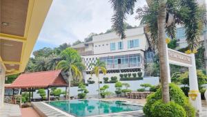 a resort with a swimming pool in front of a building at Lake Terrace Resort in Langu