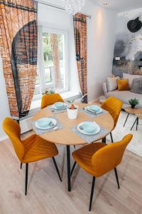 a dining room with a wooden table and chairs at Wonder Mandragora Mátrafüred in Gyöngyös