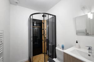 a bathroom with a shower and a sink at Le Cocon d'Ezy in Ézy-sur-Eure
