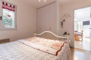 a bedroom with a white bed with a pink and white blanket at Il était une fois in Champeau