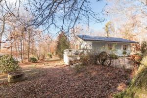 a small white house in the middle of a yard at Il était une fois in Champeau