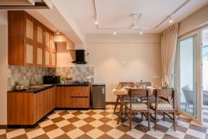 a kitchen and dining room with a table and chairs at Staymaster Solintra A301 - Pool in Nerul