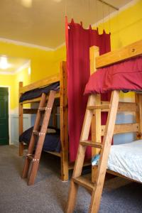 Palanda nebo palandy na pokoji v ubytování Venice Beach Hostel