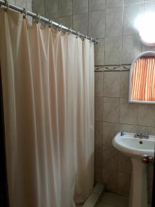 bagno con tenda per la doccia e lavandino di Hotel 2 Mares a Città di Panama