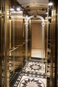 a room with a glass elevator with a tile floor at Thành Trung Motel in Cat Ba