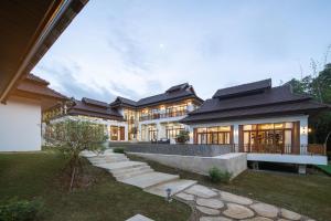 a large house with a black roof at Spoonamore Villa in Hang Dong