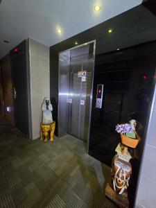 an elevator lobby with a woman sitting on a bench in a building at 레이크모텔 in Tongsal-li +7 photos