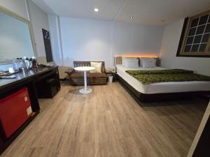 a hotel room with a bed and a table at 레이크모텔 in Tongsal-li