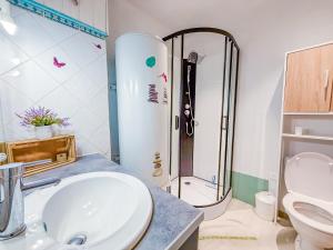 a bathroom with a sink and a shower and a toilet at Appartement 5 personnes Centre d'Agde in Agde