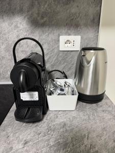 a coffee maker and a kettle on a counter at Appartamento DANTE in Pisogne