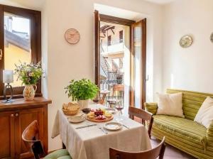 a living room with a table and a couch at Casa Riale 4 in Stresa