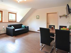 Modern apartment in Eslarn with private garden tesisinde bir oturma alanı