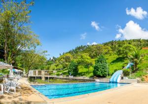 a pool at a resort with a mountain in the background at Hotel Fazenda Pedra Do Rodeadouro in Bonito