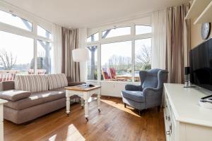 a living room with a couch and a table at Golfresidenz B 001 in Grömitz