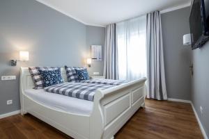 a white bed in a room with a window at Golfresidenz B 001 in Grömitz +21 photos