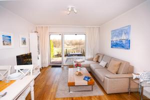 a living room with a couch and a table at Golfresidenz B 010 Heimathafen in Grömitz