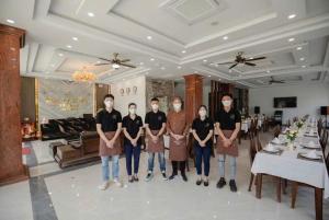 Eine Gruppe von Menschen, die in einem Raum Gesichtsmasken tragen in der Unterkunft Realux Hotel FLC Sam Son in Sầm Sơn + 37 Fotos