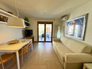 a living room with a couch and a table at Appartamenti La Croma in Grado