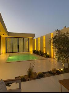 a house with a swimming pool in a courtyard at شاليه جازلي in Riyadh