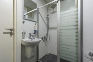 a bathroom with a sink and a shower at Premium Rezidans Otel in Antalya
